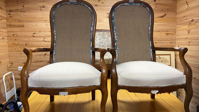 Tapisserie en cours de réfection paire de fauteuils de style Voltaire - Le Garage à fauteuils