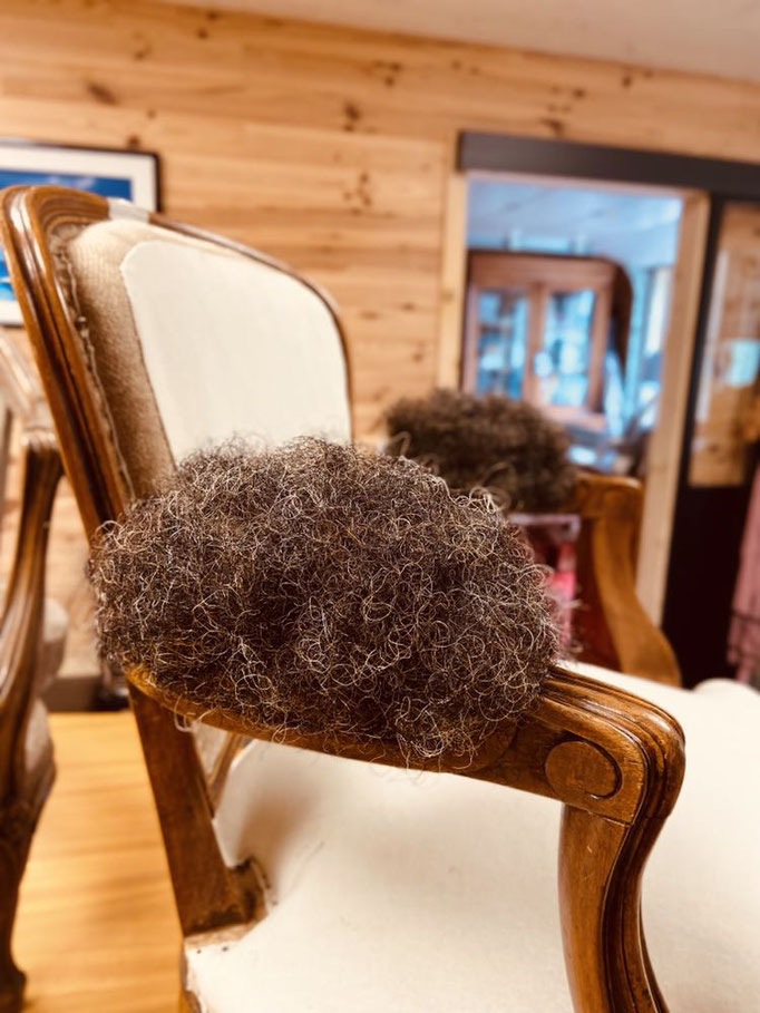 Fauteuil cabriolet de style Louis XV - Restauration Le Garage à fauteuils en garniture traditionnelle - Pose gomme Laque Valérie FILASSIER Atelier Rouge à Rêves Le Rozel