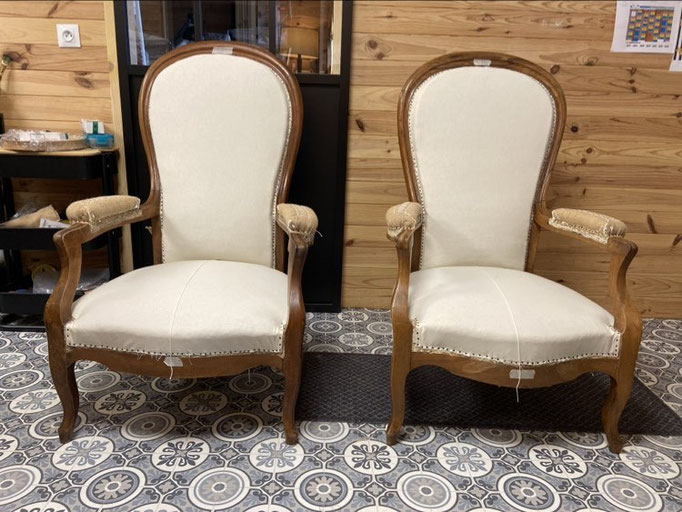 Paire de fauteuils Voltaire - Restauration Le Garage à fauteuils en garniture traditionnelle en collaboration avec stagiaire du GRETA  