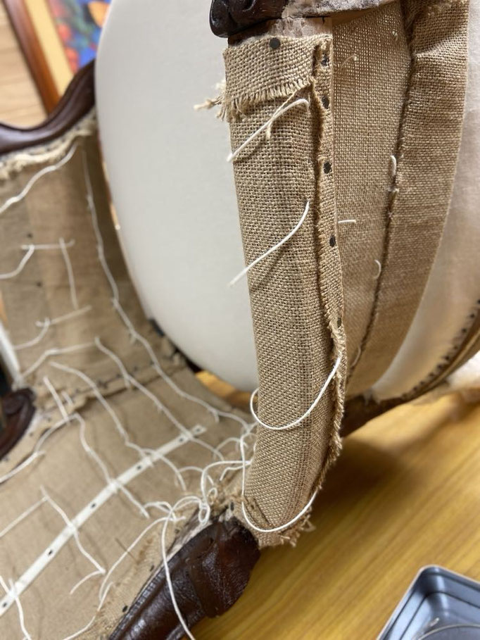 Pose de lacets préparation dossier mise en crin garniture végétale fauteuil - Fauteuil bergère Pompadour - Le Garage à fauteuils