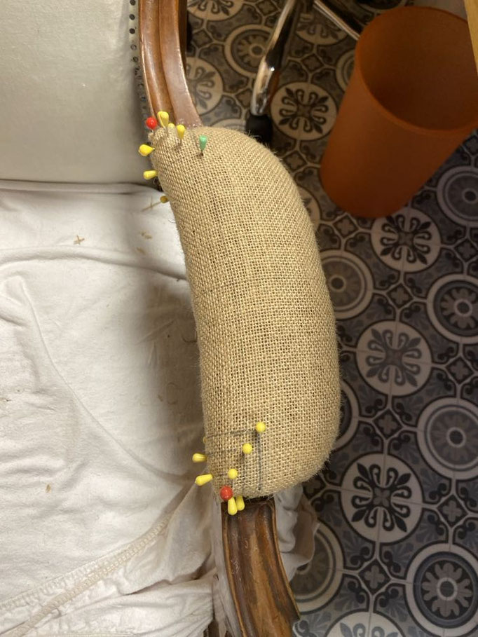 Paire de fauteuils Voltaire - Restauration Le Garage à fauteuils en garniture traditionnelle en collaboration avec stagiaire du GRETA  