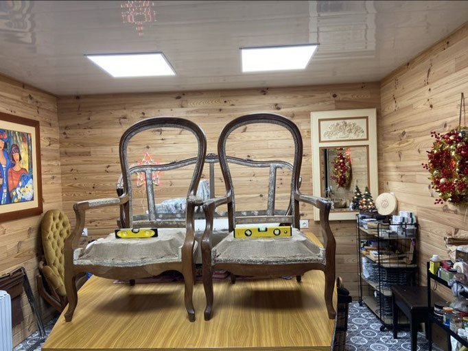 Paire de fauteuils Voltaire - Restauration Le Garage à fauteuils en garniture traditionnelle en collaboration avec stagiaire du GRETA  