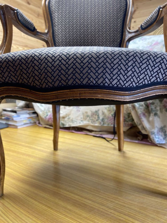 Fauteuil cabriolet de style Louis XV - Restauration Le Garage à fauteuils en garniture traditionnelle - Pose gomme Laque Valérie FILASSIER Atelier Rouge à Rêves Le Rozel