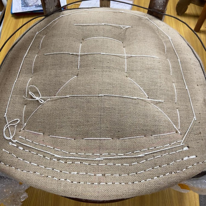 Piquage assise garniture traditionnelle en crin végétal bergère Pompadour - Le Garage à fauteuils