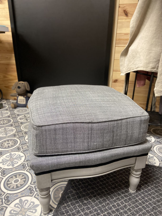 Pouf restauration assise et couture - Tissu Outdoor Mark Alexander - Atelier Le Garage à fauteuils Atelier Yvetot-Bocage Valérie Ben Soussan - Patine Atelier 1619 Valognes