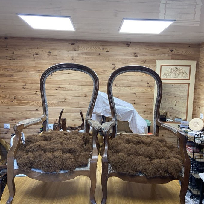 Paire de fauteuils Voltaire - Restauration Le Garage à fauteuils en garniture traditionnelle en collaboration avec stagiaire du GRETA  