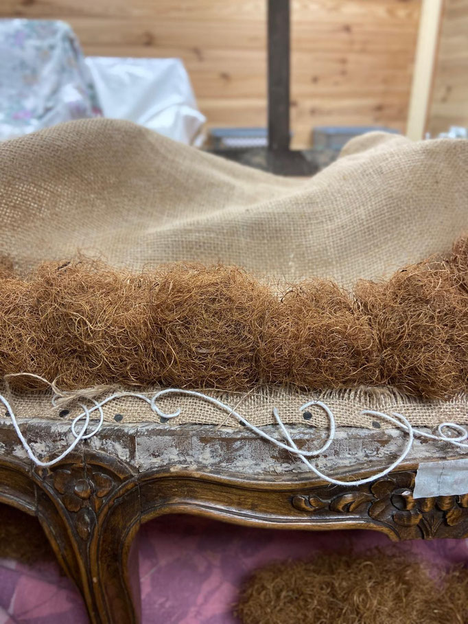 Canapé Style Louis XV - Restauration Le Garage à fauteuils en garniture traditionnelle