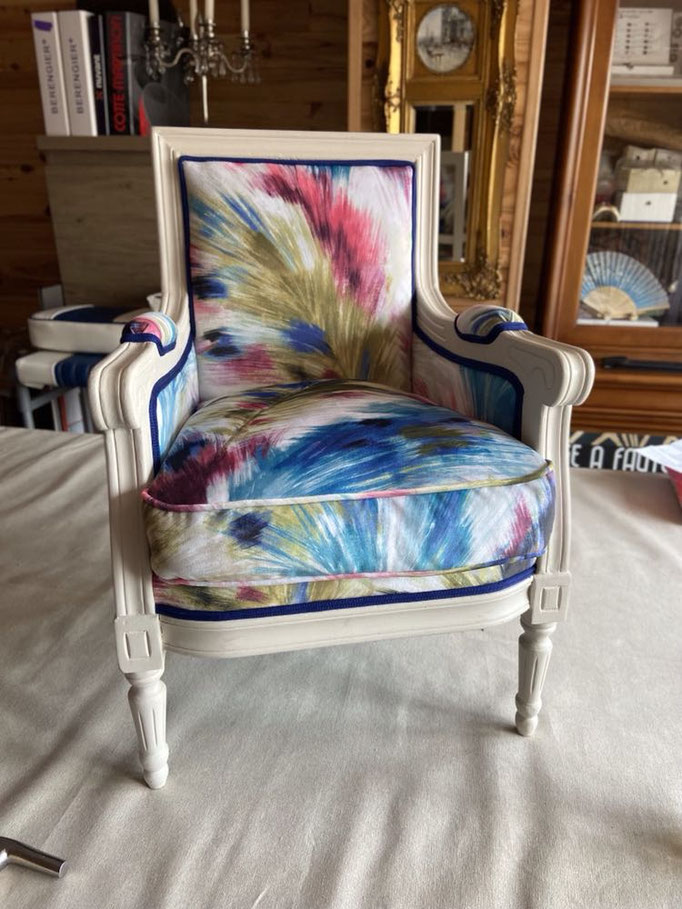 Fauteuil bergère pour enfant style Louis XVI - Tissu DSM - Passementerie Houlès - Peinture éléonore déco Atelier 1619