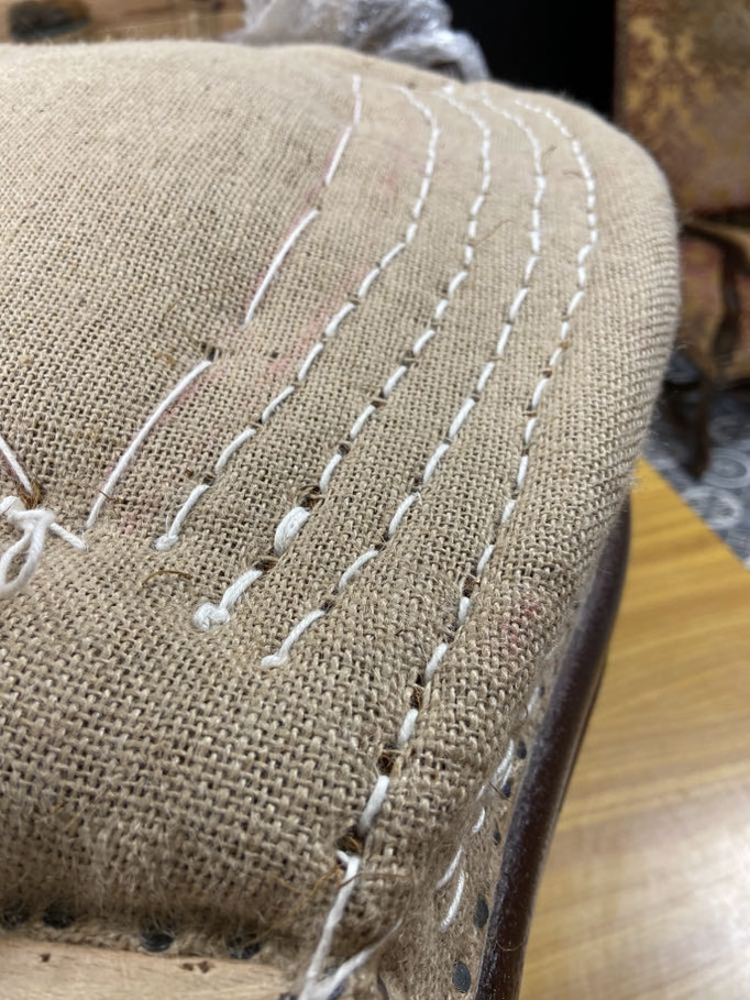 Piquage assise garniture traditionnelle en crin végétal bergère Pompadour - Le Garage à fauteuils