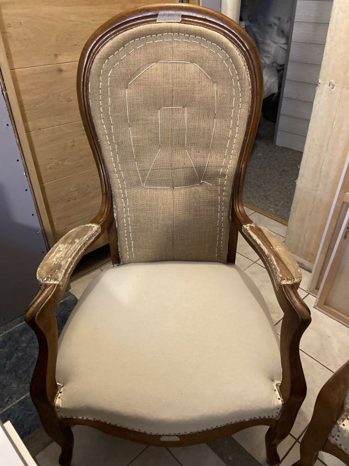 Paire de fauteuils Voltaire - Restauration Le Garage à fauteuils en garniture traditionnelle en collaboration avec stagiaire du GRETA  