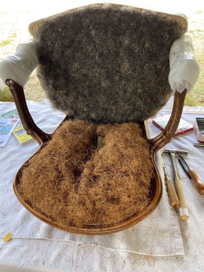 Fauteuil cabriolet de style Louis XV - Restauration Le Garage à fauteuils en garniture traditionnelle - Pose gomme Laque Valérie FILASSIER Atelier Rouge à Rêves Le Rozel