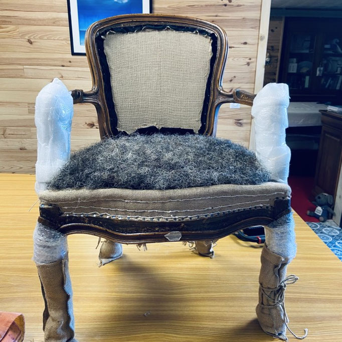 Fauteuil cabriolet de style Louis XV - Restauration Le Garage à fauteuils en garniture traditionnelle - Pose gomme Laque Valérie FILASSIER Atelier Rouge à Rêves Le Rozel