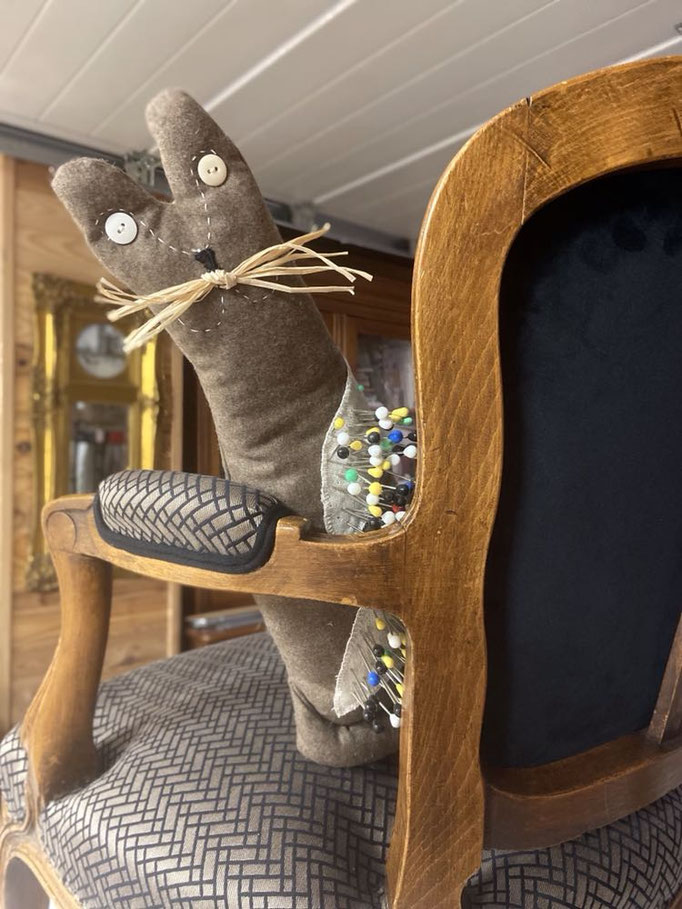 Fauteuil cabriolet de style Louis XV - Restauration Le Garage à fauteuils en garniture traditionnelle - Pose gomme Laque Valérie FILASSIER Atelier Rouge à Rêves Le Rozel