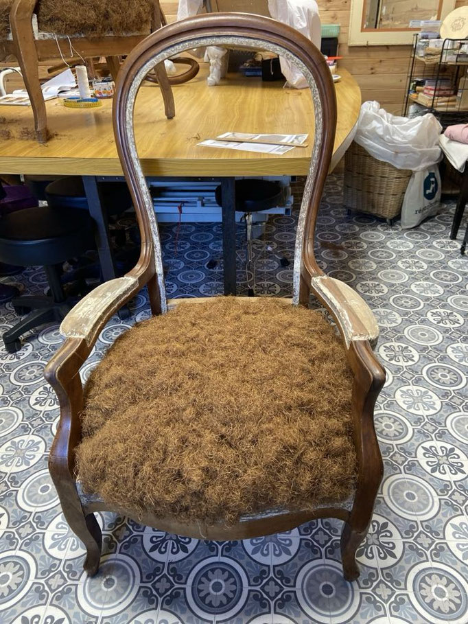 Paire de fauteuils Voltaire - Restauration Le Garage à fauteuils en garniture traditionnelle en collaboration avec stagiaire du GRETA  