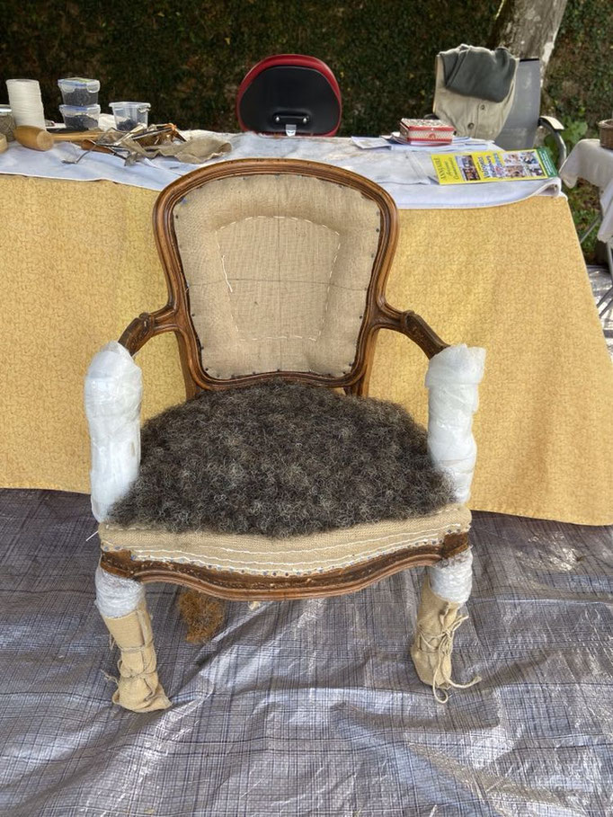 Fauteuil cabriolet de style Louis XV - Restauration Le Garage à fauteuils en garniture traditionnelle - Pose gomme Laque Valérie FILASSIER Atelier Rouge à Rêves Le Rozel