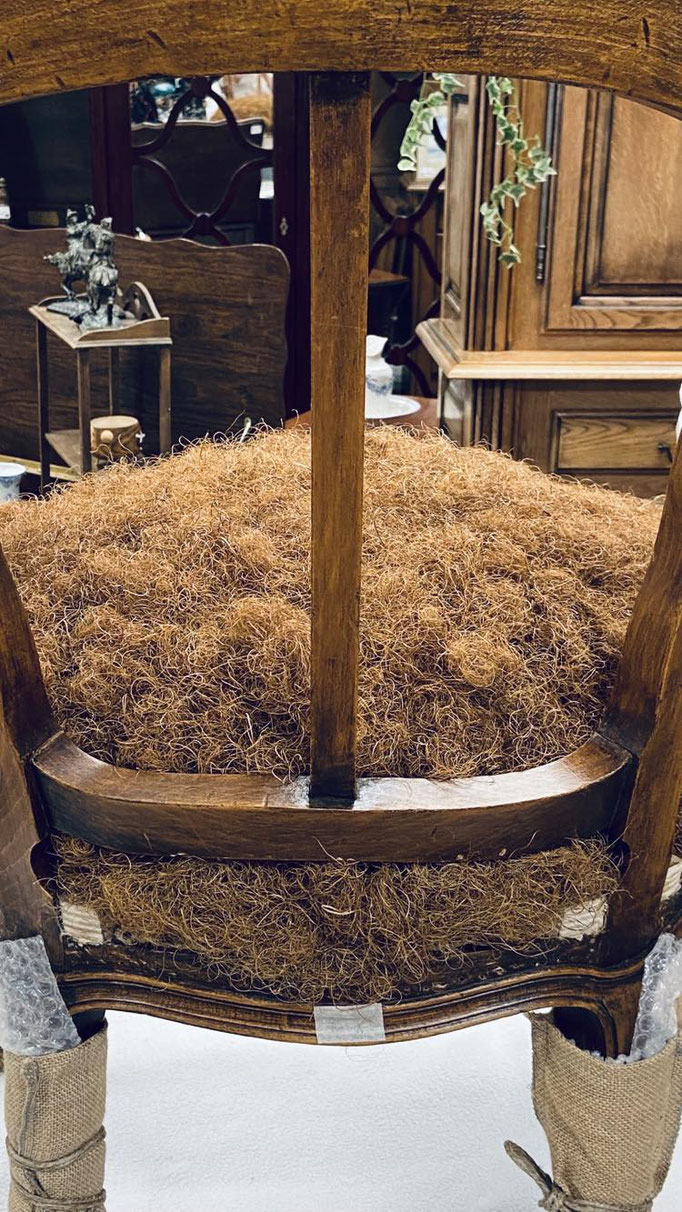 Fauteuil cabriolet de style Louis XV - Restauration Le Garage à fauteuils en garniture traditionnelle - Pose gomme Laque Valérie FILASSIER Atelier Rouge à Rêves Le Rozel