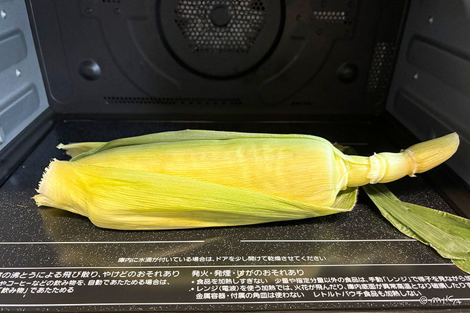 トウモロコシを皮ごとレンジに入れる