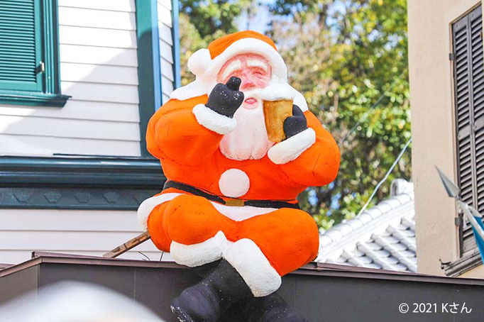 ビールを飲むオレンジサンタ（2021年）兵庫県Kさん写真提供