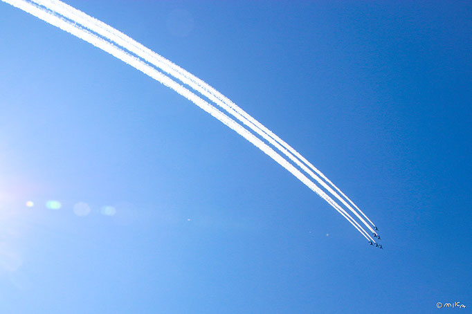 左上からカーブを描くブルーインパルス