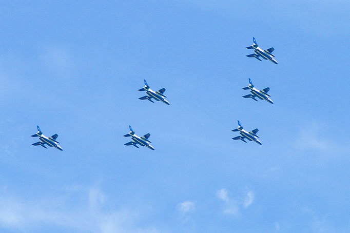 近づいてくるブルーインパルス上空③