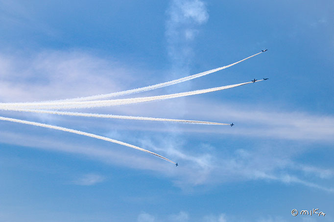 ６機で広がるブルーインパルス