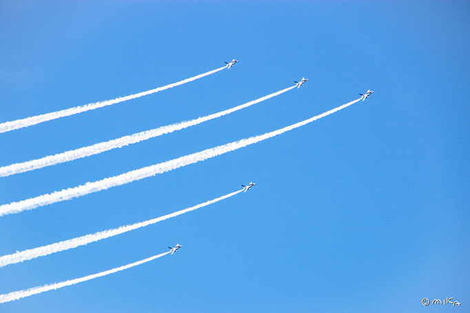 ６機がまっすぐ飛ぶブルーインパルス