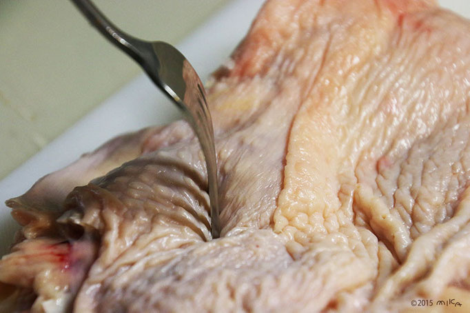 ③ 鶏肉の皮側は包丁の先やフォークでさす