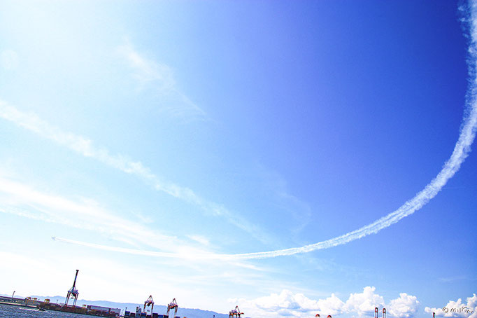 １機が円を描くブルーインパルス①