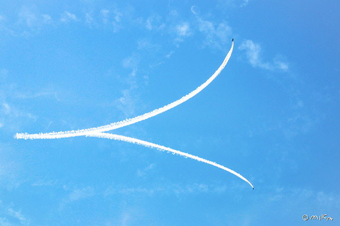 ハートを描き始めたブルーインパルス