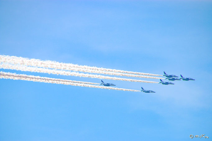横から飛ぶブルーインパルス