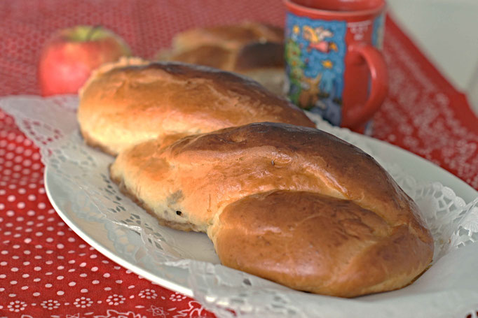 hefezopf mit äpfeln und walnüssen