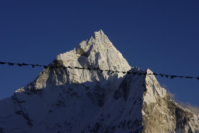 Die Ama Dablam mit Gebetsfahnen nahe Dughla