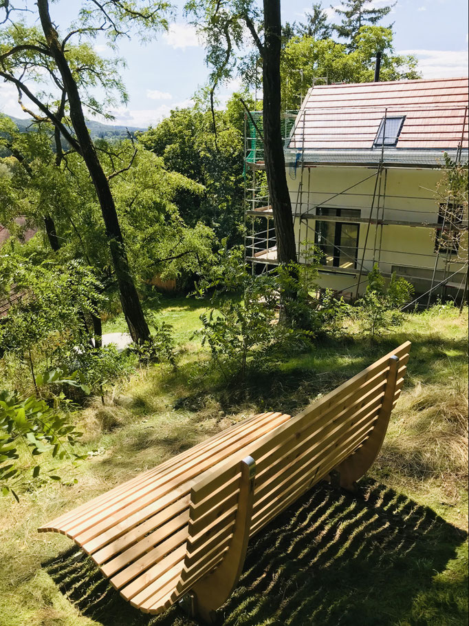 Relaxliege im Robinien-Garten mit Blick über das Dorf (Baustellenfoto).