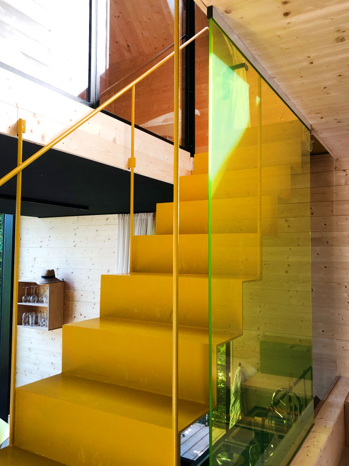 Treppe vom Wohnzimmer zur Schlafgalerie.