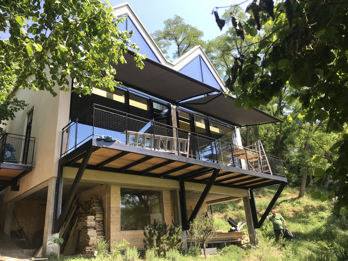 Die Saunaterrasse, schattig umter dem Haus gelegen.