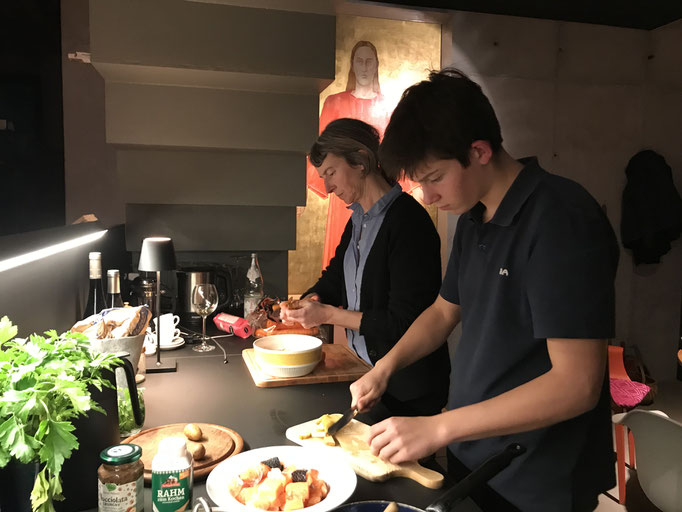 Kochen an der Küchenzeile.