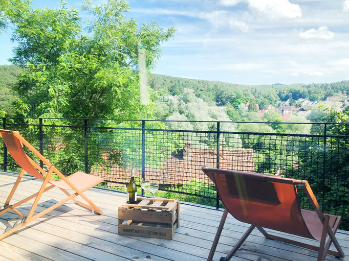 Große Balkone mit Panorama-Blick über den Garten und das Tal.