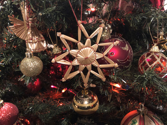 ドイツの伝統　藁で作ったクリスマス飾り