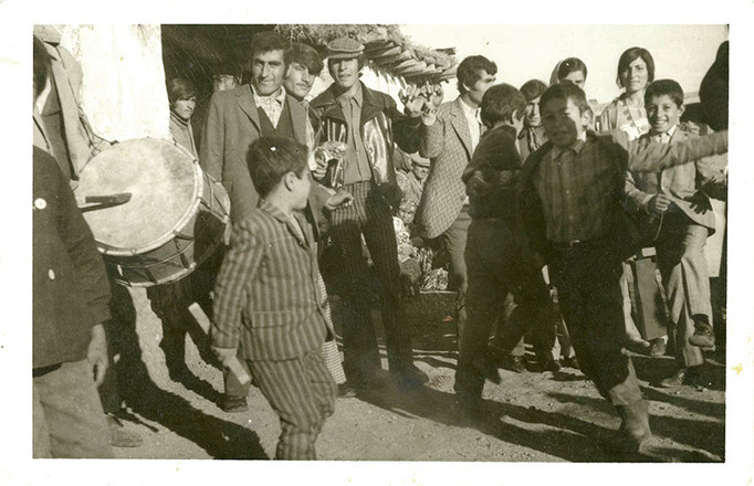 1973, Soldan sağa: Kara Ali Şenpinar,  -  , Salman Büyükçam, Bayram  Şenpınar, Döne Beştaş / kolları açık oynayan Ede Mehmet Somunkıran, Hüseyin Gündar (Ede'nin arkasındaki)