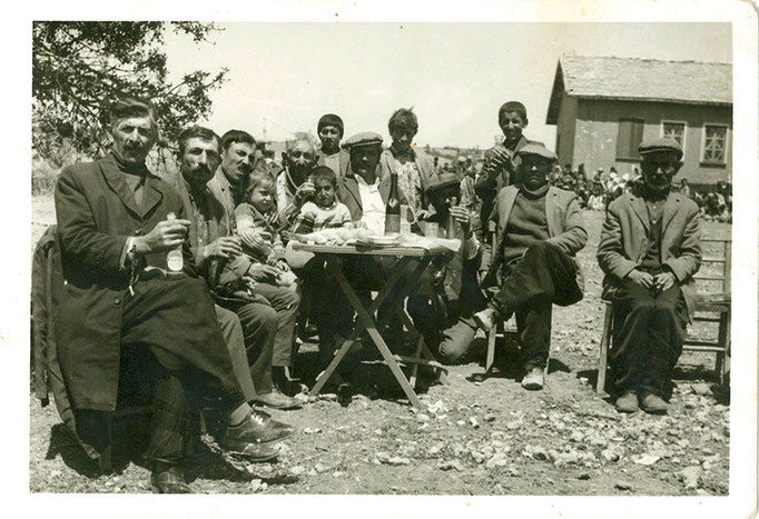 23. Nisan 1972, Soldan sağa: Hano Hasan Sünbül, Mehmet Şaşmaz, Walî Kawke ve kızı Fatoş, B. Demirci Sünbül ve oğlu Posto Hasan/ Ayaktakiler: Seyit Şenpınar, Mustafa Nizam, Ollo Sünbül/ sağ tarafta oturanlar: B. Ali Burunlu, Pîro Mehmet Sünbül
