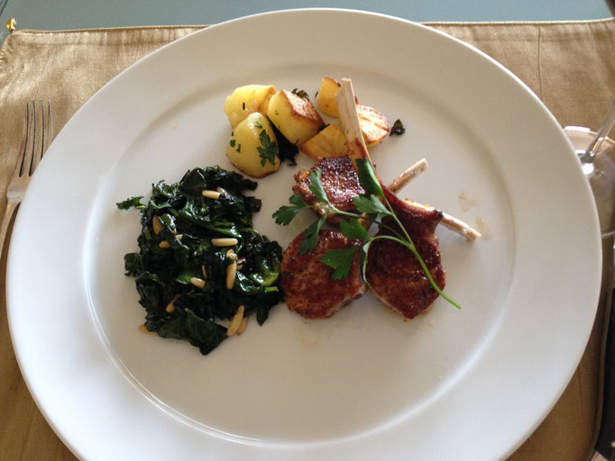 Lamb chops with spinach and roasted potatoes by ZsL