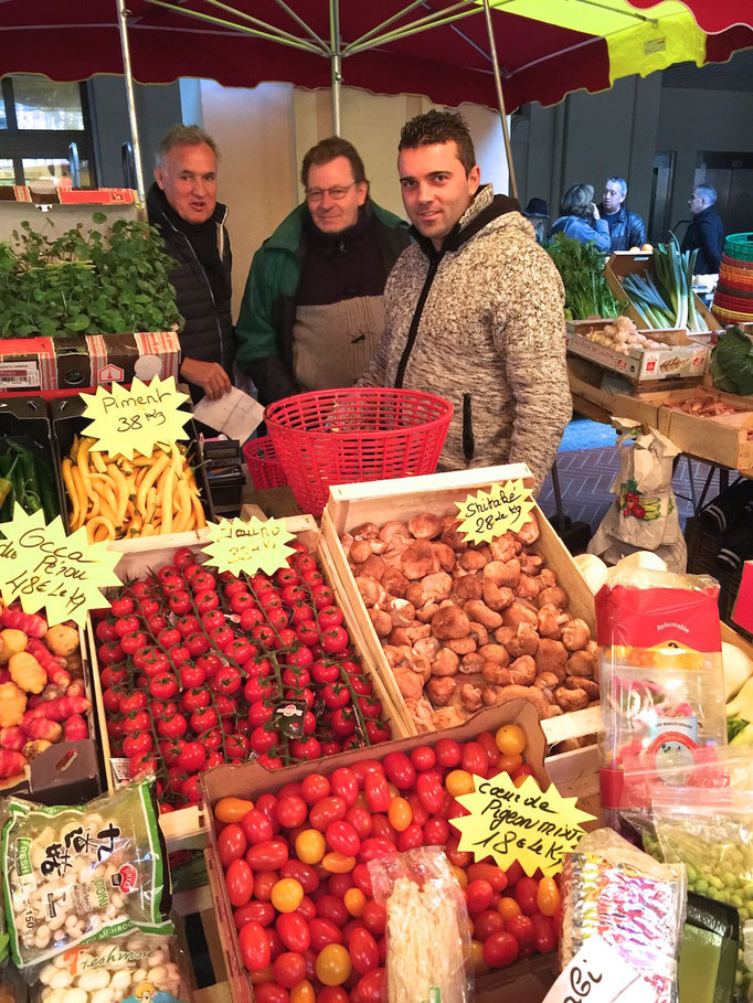 Zsolt with Philippe and Nicolas (Michelle not on the photo) at their fruit and vegetables stand