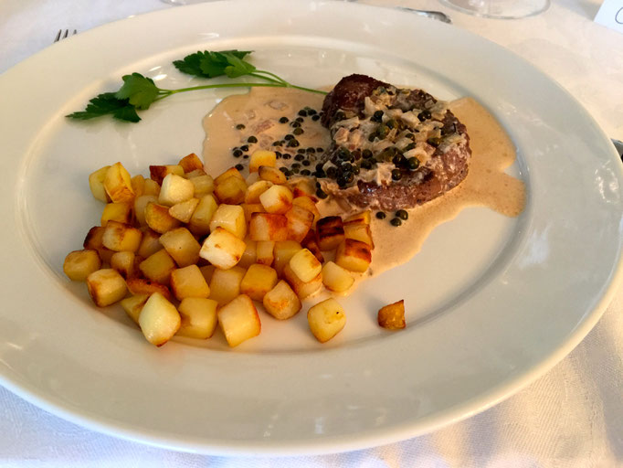 Pepper corn steak with sautéed potatoes by ZsL