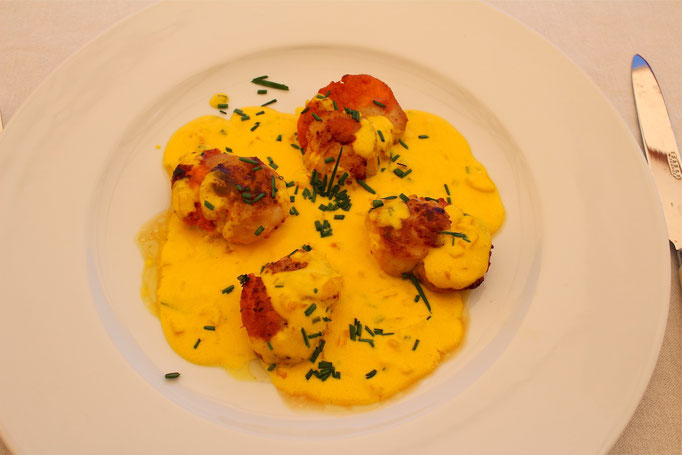 Scallops with saffron sauce and chives by ZsL  