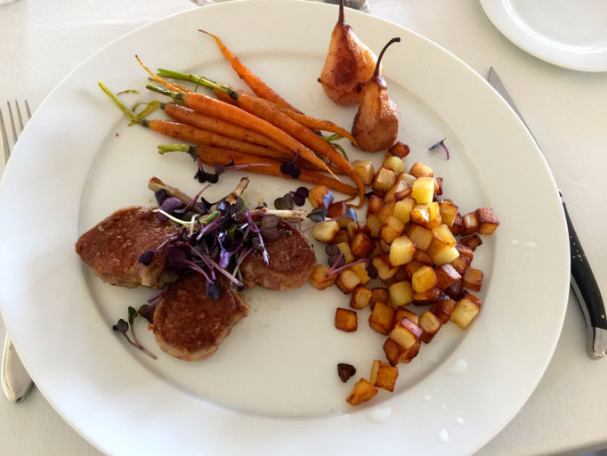 Lamb chops with caramelized carrots and small potatoes by ZsL