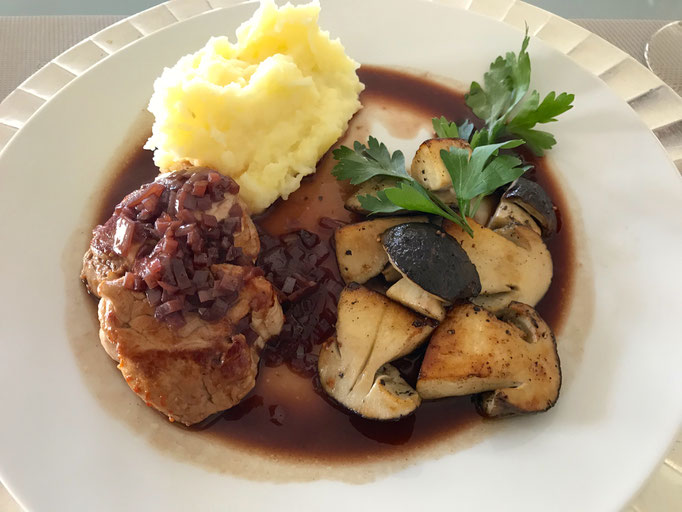Veal with caramelized onions, potato puree and champignons by ZsL