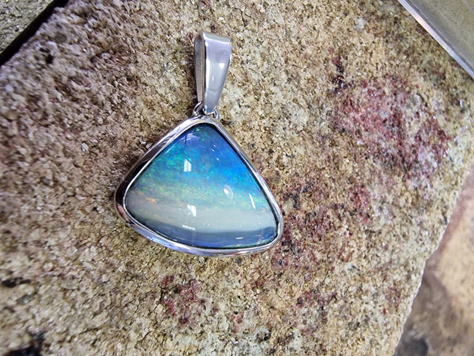 Boulderopal Anhänger fertig zum Tragen und Freuen