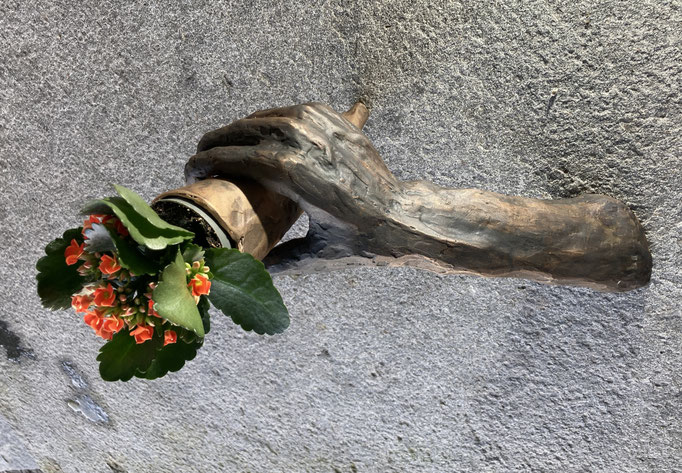 Arm mit Vase