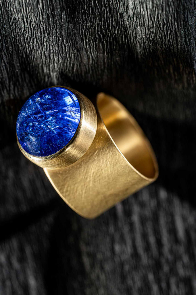 Ring von Urte Hauck, Hemmingen, Tansanit, 750/-Gelbgold                                       VERKAUFT