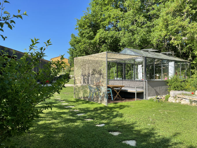 La terrasse arrière avec la serre-salon